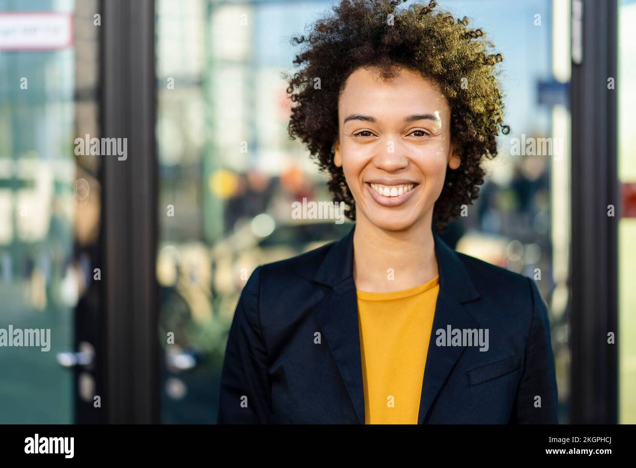 Bonne femme d'affaires avec la coiffure afro Banque D'Images