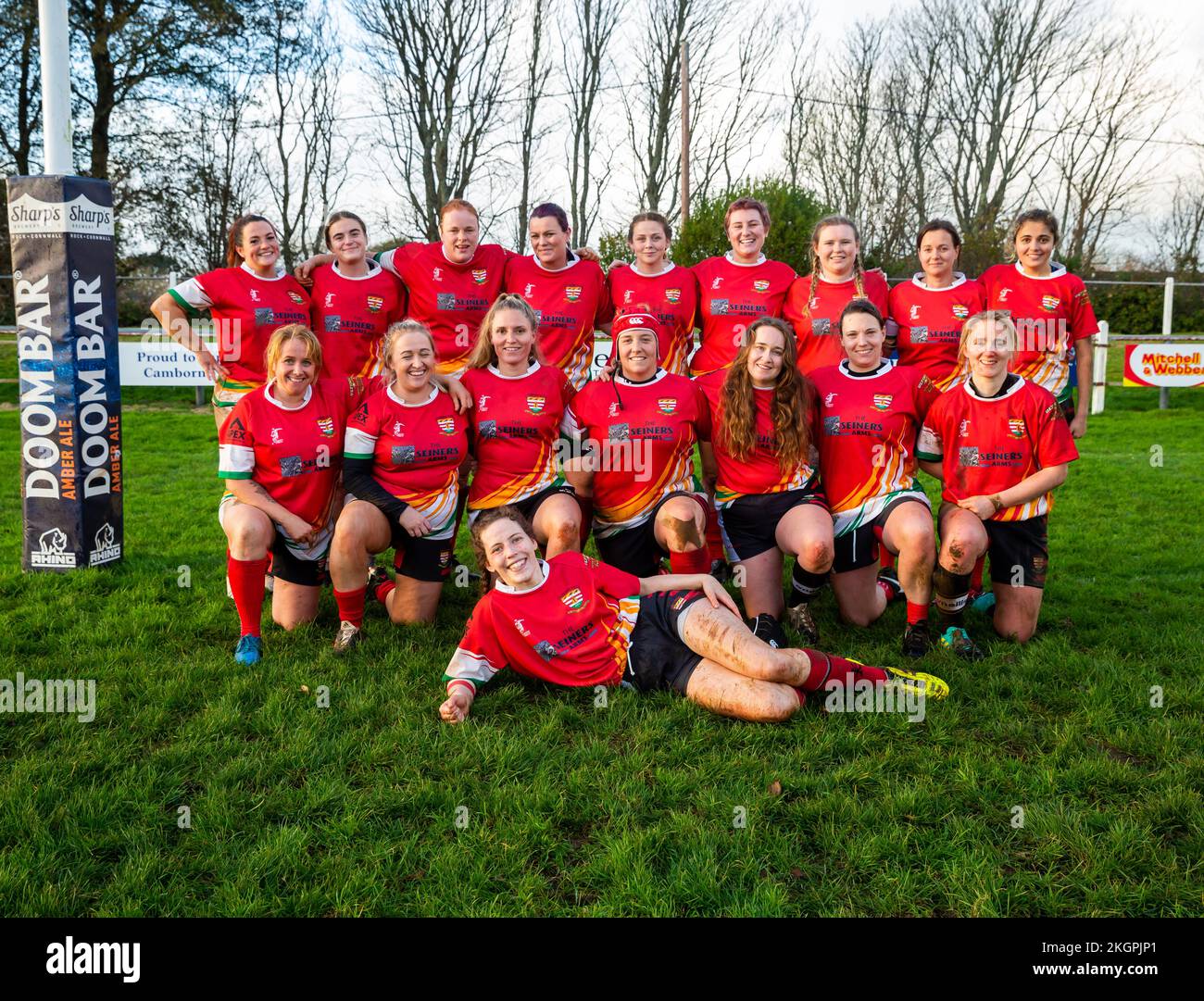 Camborne Dames Rugby team pose pour une photo d'équipe/de groupe à Camborne, Cornwall Banque D'Images