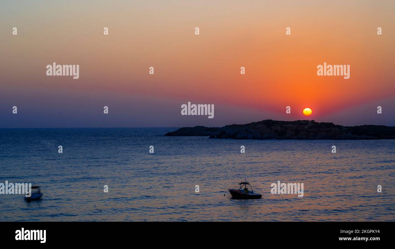 Vue sur la mer Méditerranée au lever du soleil Banque D'Images