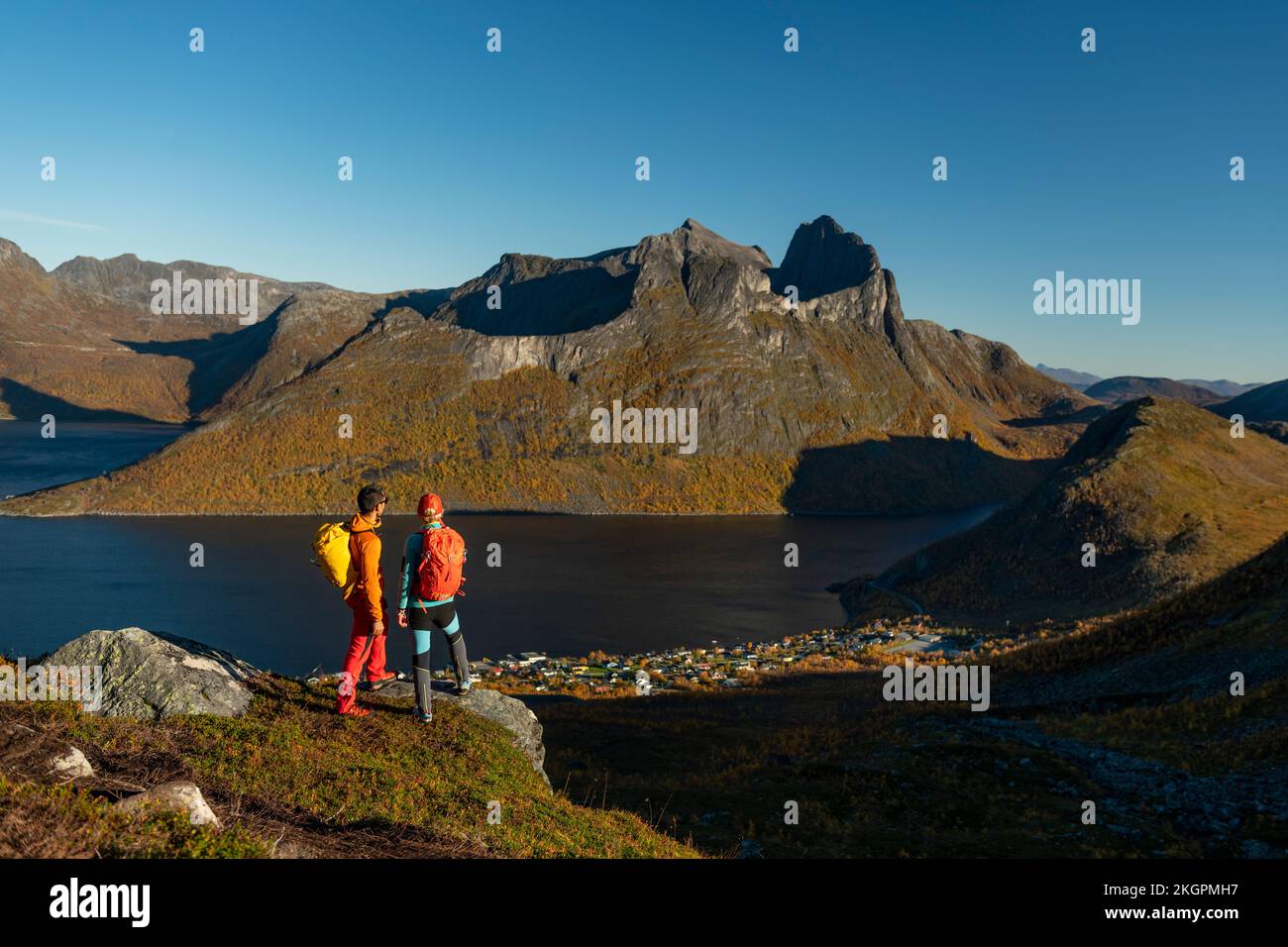 Couple d'âge mûr debout au sommet de la montagne en admirant la vue Banque D'Images