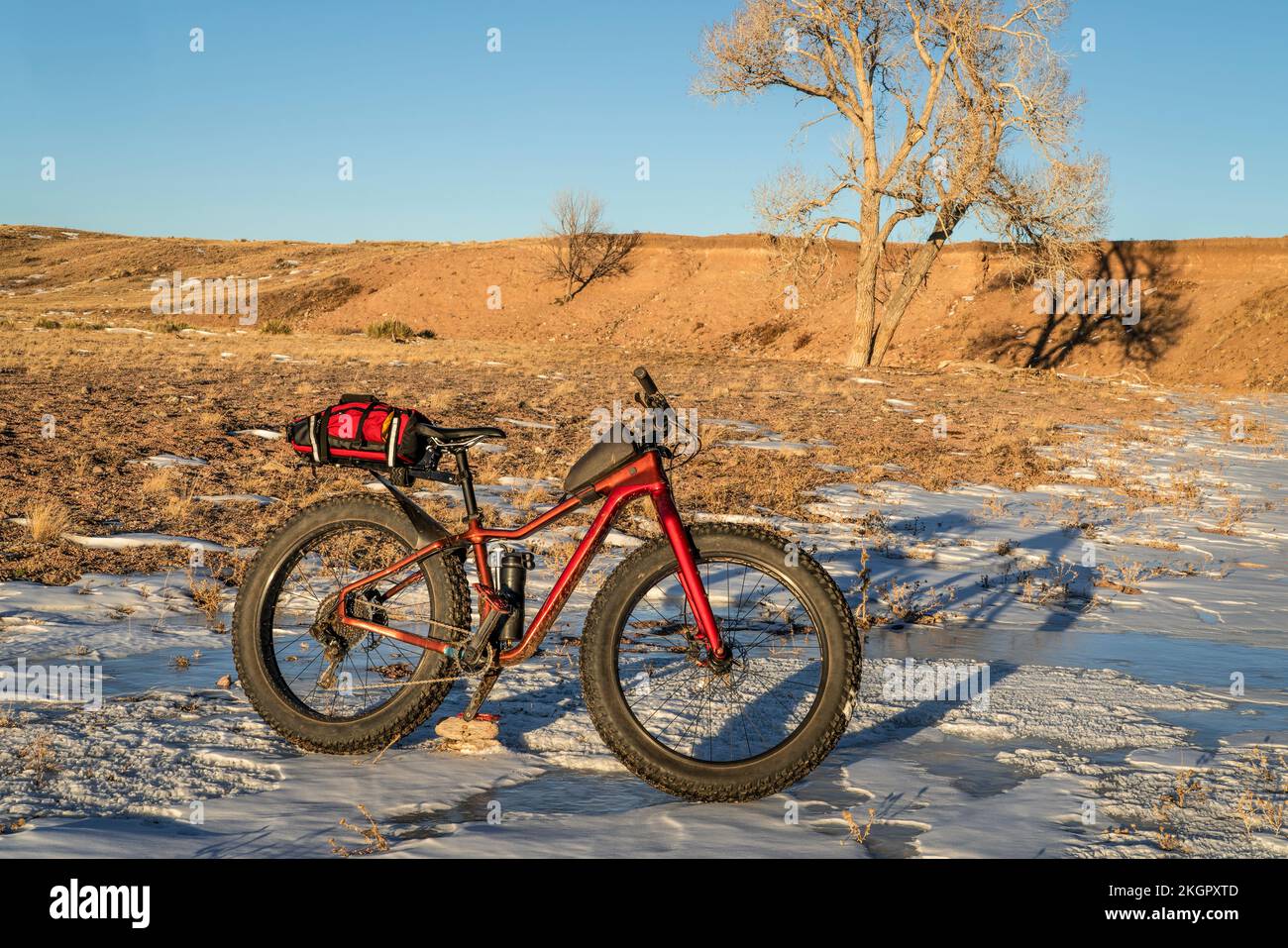 Vélo dans la prairie du Colorado - vélo de montagne gras avec un cadre et un sac de coffre, lat automne ou paysage d'hiver dans la région naturelle de Soapstone Prairie proche de for Banque D'Images