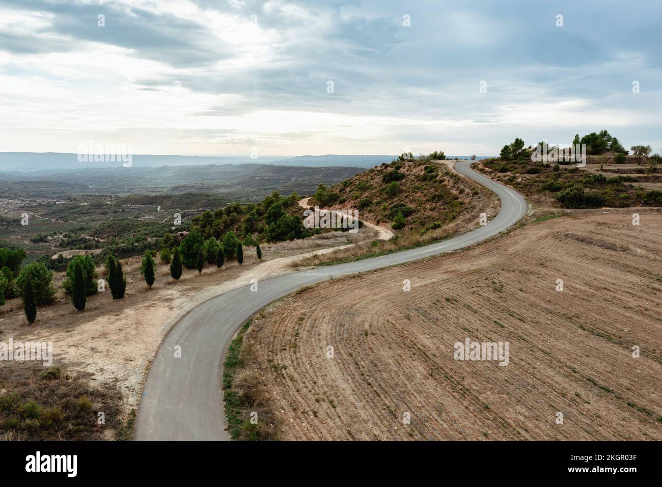 Espagne, Catalogne, les Garrigues, vue aérienne de la route sinueuse et du paysage environnant Banque D'Images