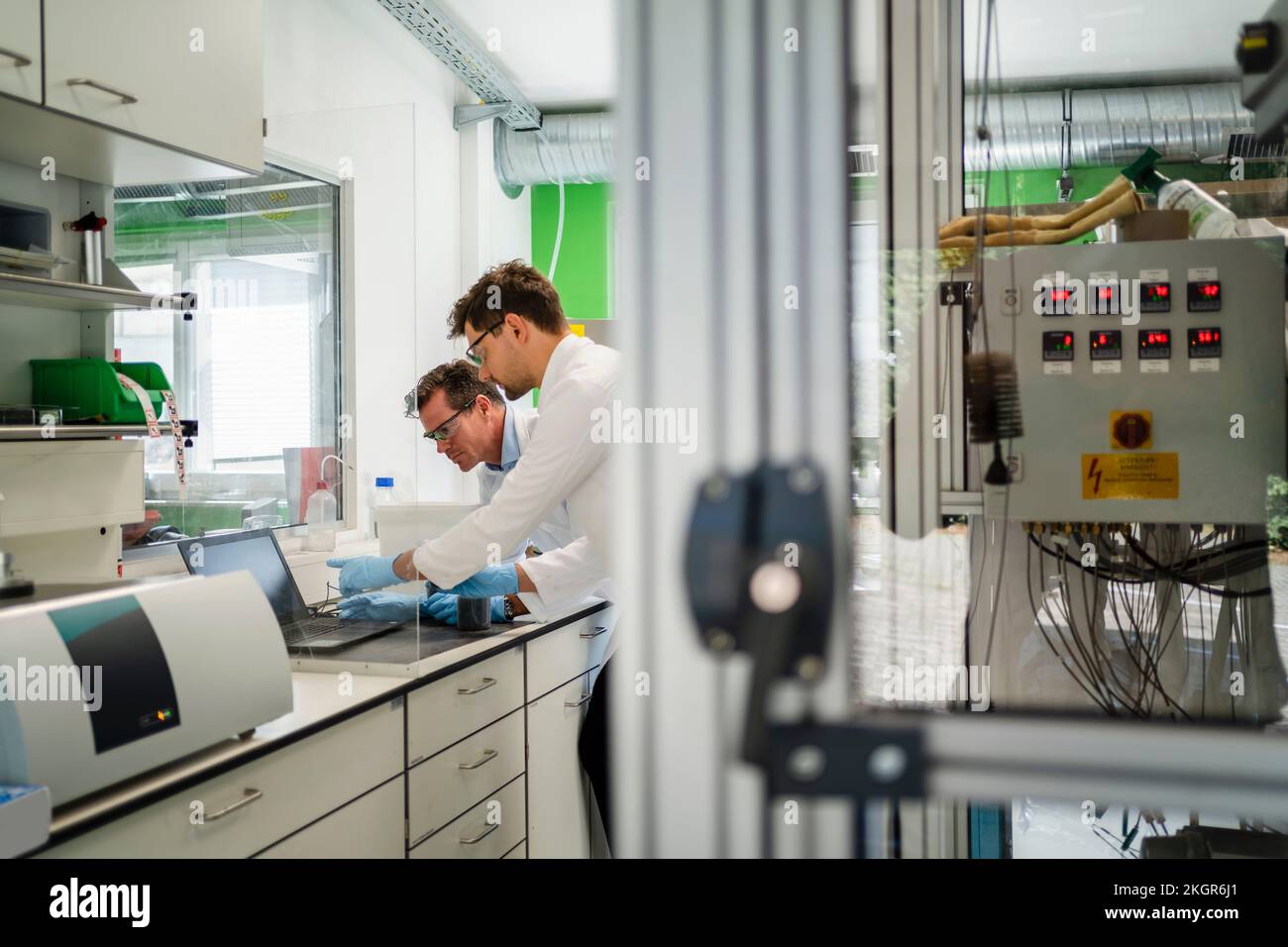 Les scientifiques discutent en laboratoire avec un ordinateur portable Banque D'Images