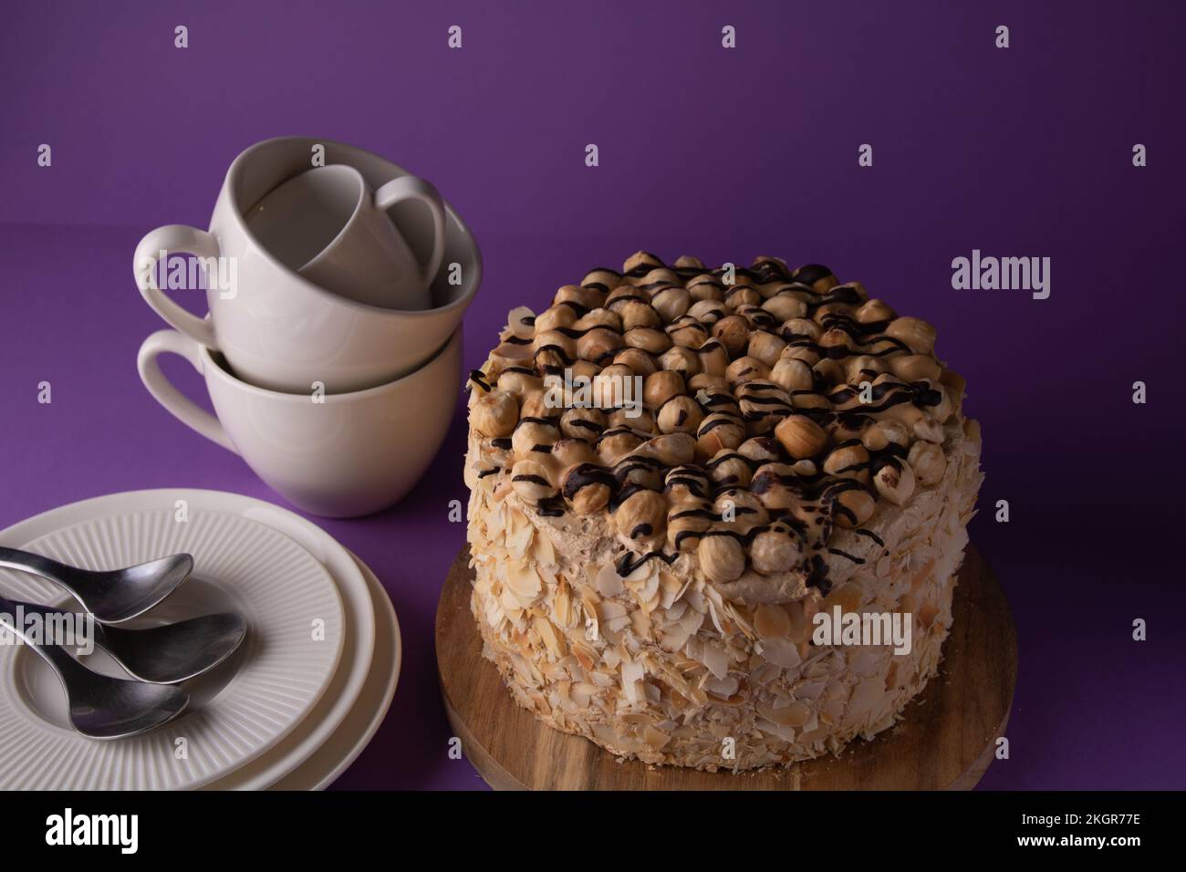 photo gâteau de noyer entier et vaisselle vue du dessus Banque D'Images