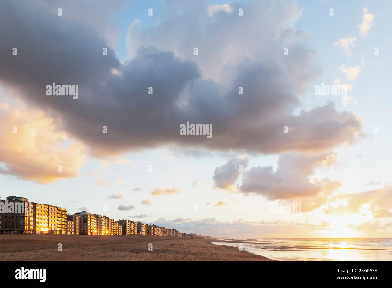 Belgique, Flandre Occidentale, nuages au coucher du soleil sur les immeubles d'appartements en bord de plage Banque D'Images