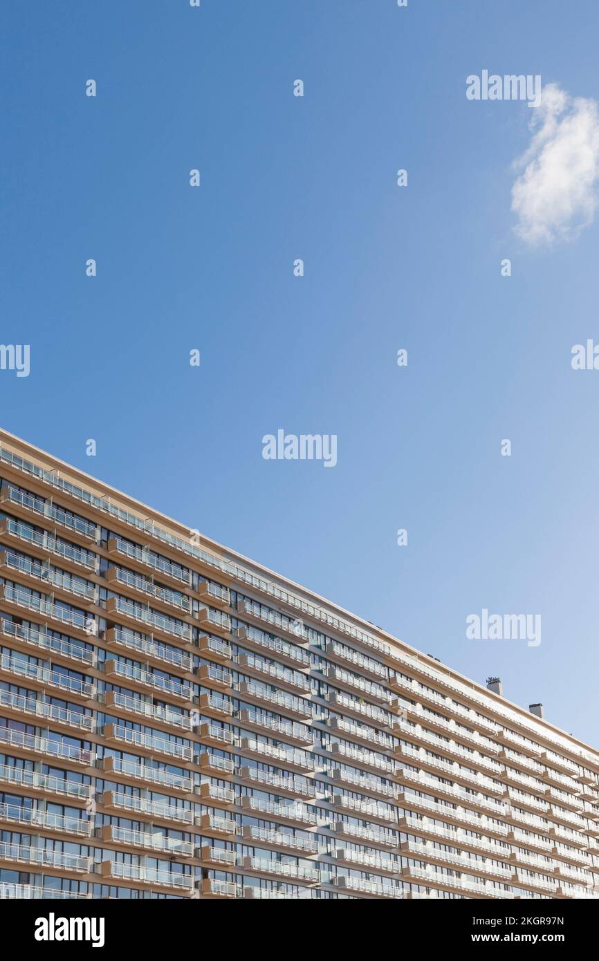 Belgique, Flandre Occidentale, fenêtres de grand immeuble d'appartements Banque D'Images