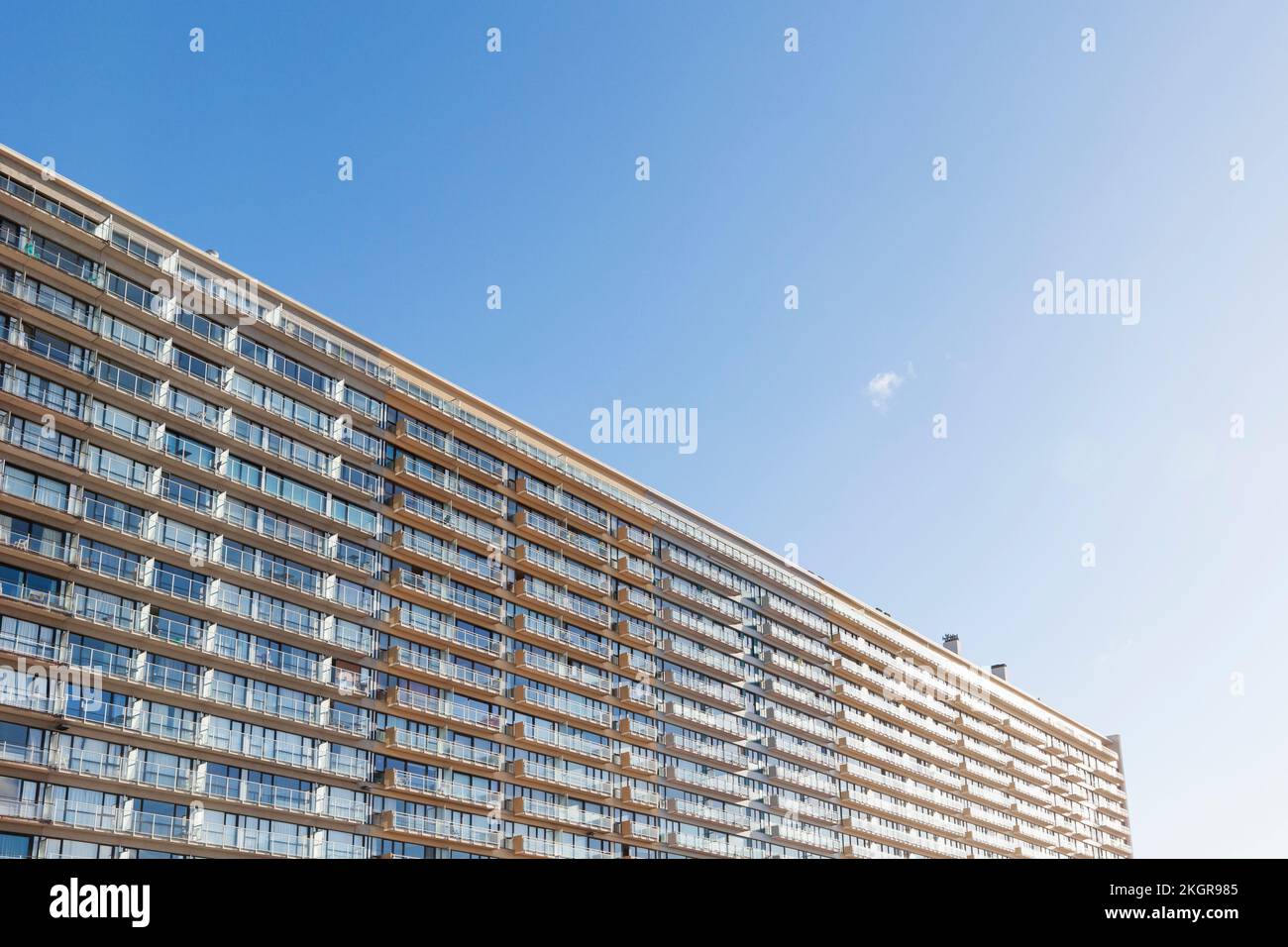 Belgique, Flandre Occidentale, fenêtres de grand immeuble d'appartements Banque D'Images