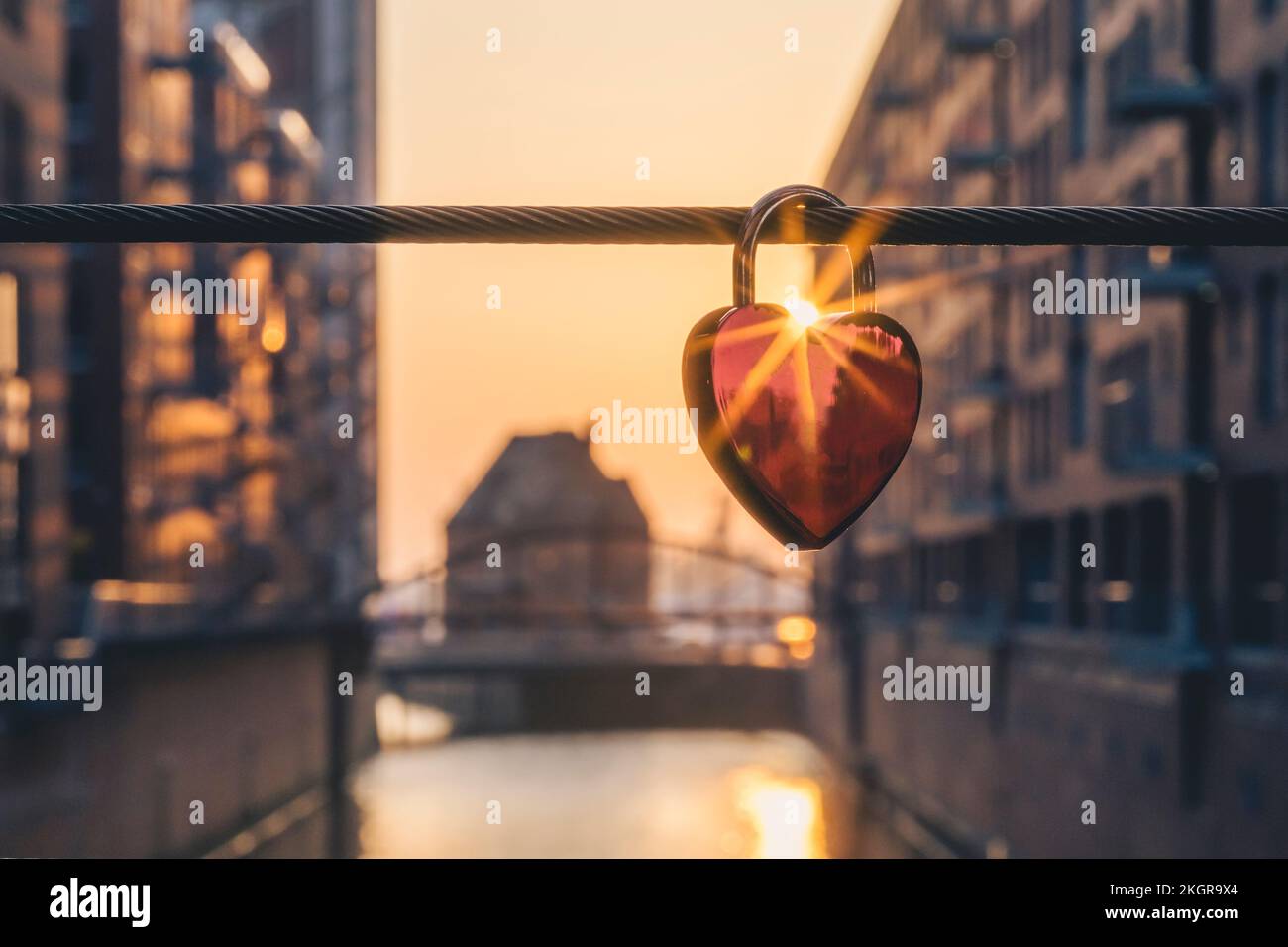 Allemagne, Hambourg, Love lock accroché à la rampe dans le quartier de Speicherstadt Banque D'Images