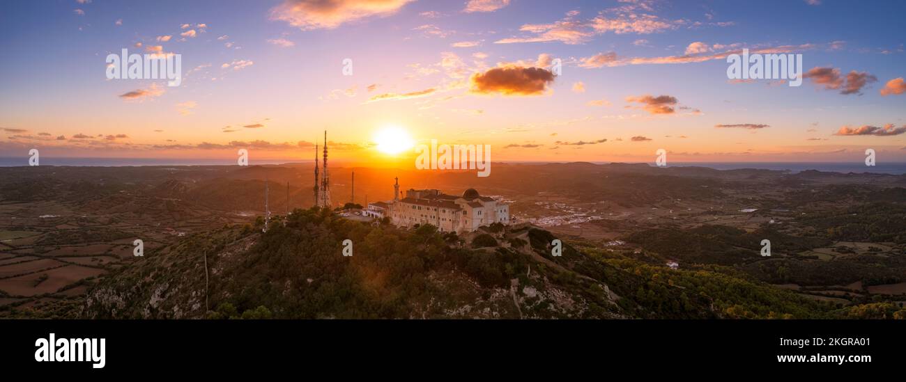 Espagne, Iles Baléares, Minorque, Panorama aérien du Sanctuaire de Verge del Toro au coucher du soleil Banque D'Images