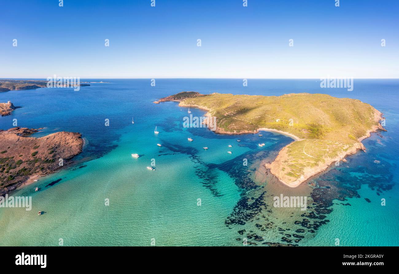 Espagne, Iles Baléares, Minorque, vue sur l'île de Colom et la mer environnante en été Banque D'Images