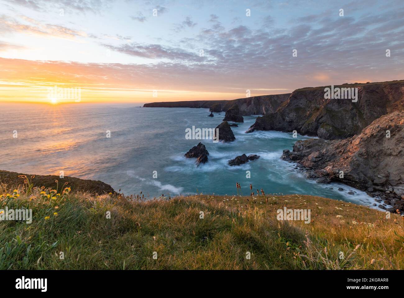 Royaume-Uni, Angleterre, vue sur les marches de Bedruthan au coucher du soleil Banque D'Images