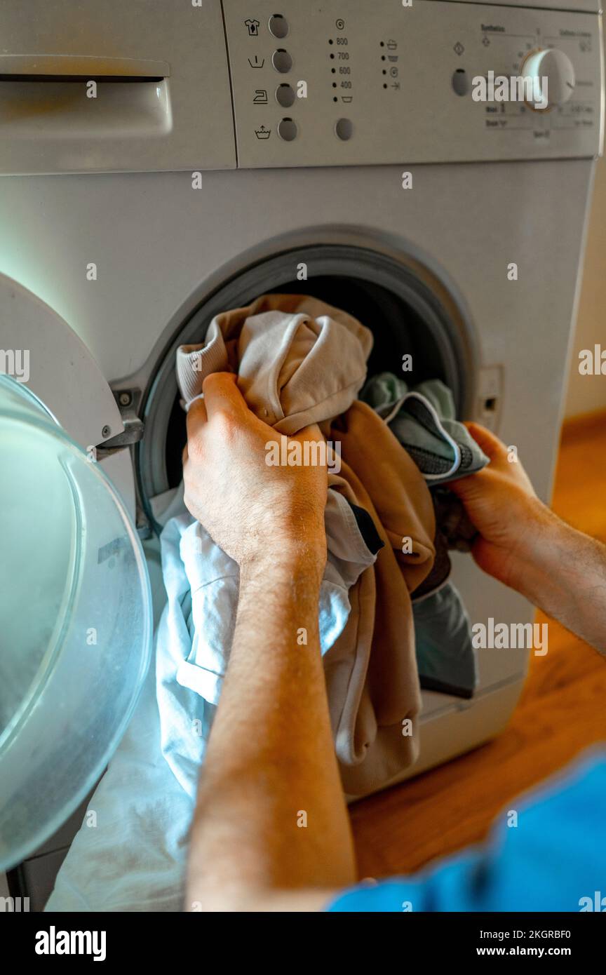 Homme faisant des tâches domestiques à la maison Banque D'Images