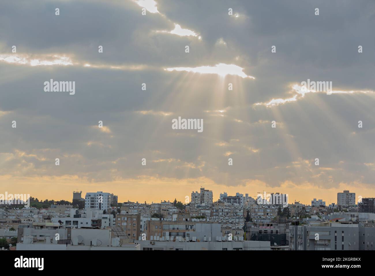 Israël, Bat Yam, quartier résidentiel au lever du soleil nuageux Banque D'Images