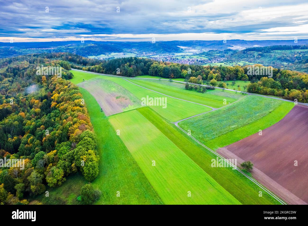 Allemagne, Bade-Wurtemberg, Drone vue sur le paysage rural vert de la vallée de Wieslauftal Banque D'Images
