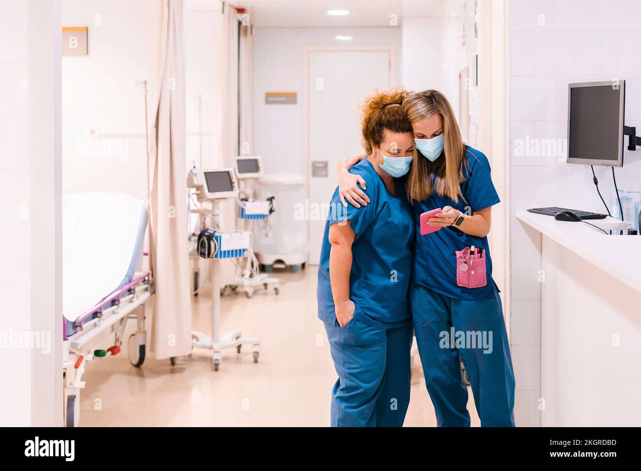 Des infirmières ravie à utiliser leur smartphone à l'hôpital Banque D'Images