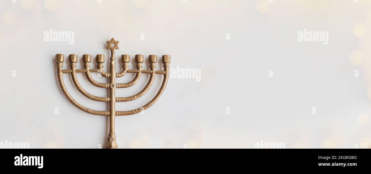 Carte Hanukkah avec symboles dorés sur fond blanc pour les fêtes juives Hanukkah. Bannière. Espace du COPE Banque D'Images