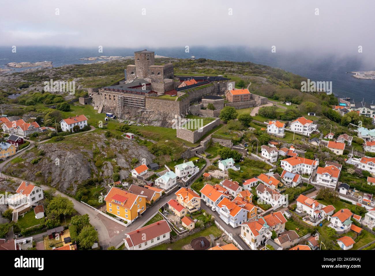 Suède, Comté de Vastra Gotaland, Marstrand, vue aérienne de la forteresse de Carlsten et des maisons environnantes Banque D'Images