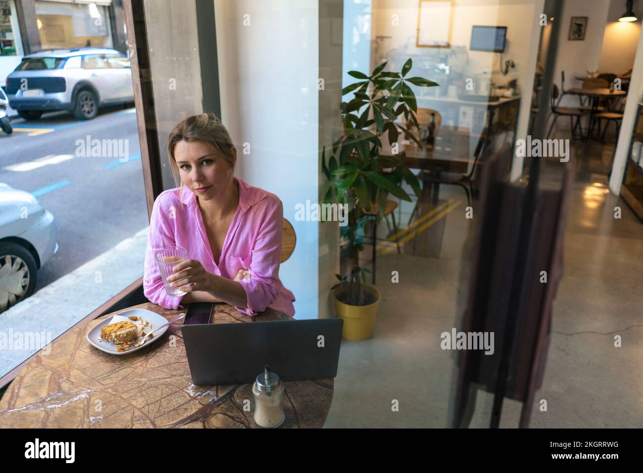 Indépendant avec ordinateur portable assis à la table dans le café Banque D'Images