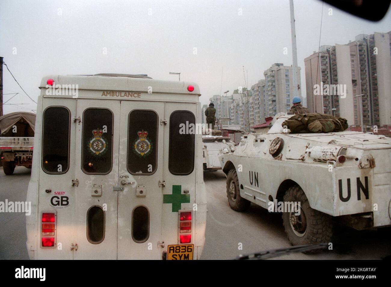 Les transporteurs blindés de personnel des Nations Unies escortent une ambulance britannique transportant de l'aide humanitaire le long de Sniper Alley dans le centre de Sarajevo pendant le siège en 1995 Banque D'Images