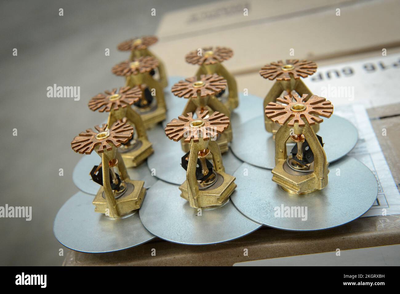 Gros plan des gicleurs d'incendie automatiques en attente d'installation dans un centre de distribution britannique. Banque D'Images