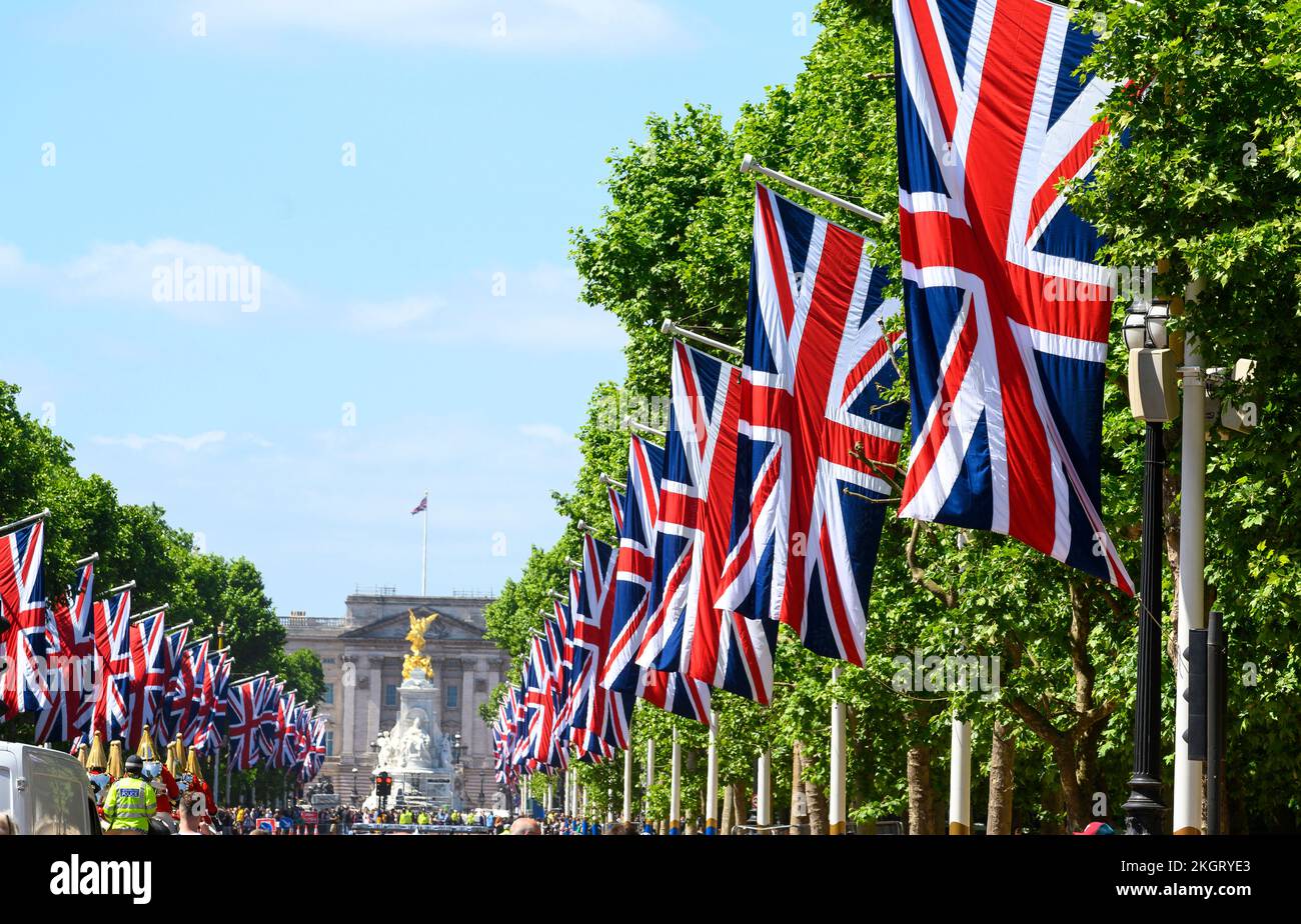Drapeau Union Jack sur le centre commercial à l'occasion de la Reine Elizabeth Platinum Jubliee, Londres 2022. Banque D'Images