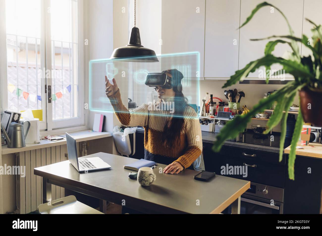 Femme portant des lunettes VR touchant un écran transparent à la maison Banque D'Images