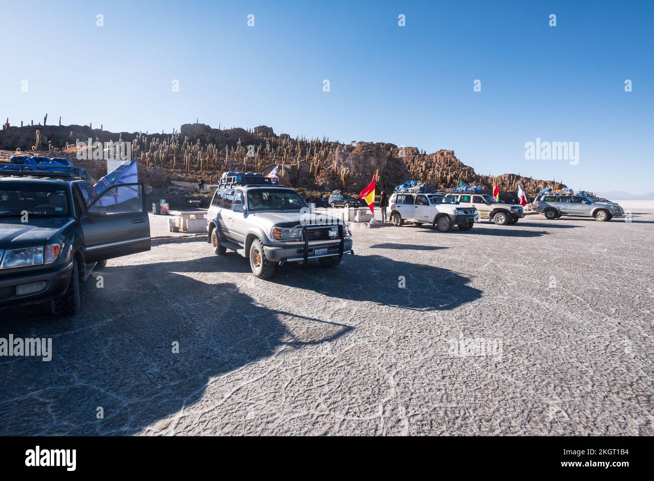 Jeeps dans le parking de l'île d'Incahuasi au milieu de Salar de Uyuni (Uyuni Salt Flat), département de Potosi, Bolivie Banque D'Images