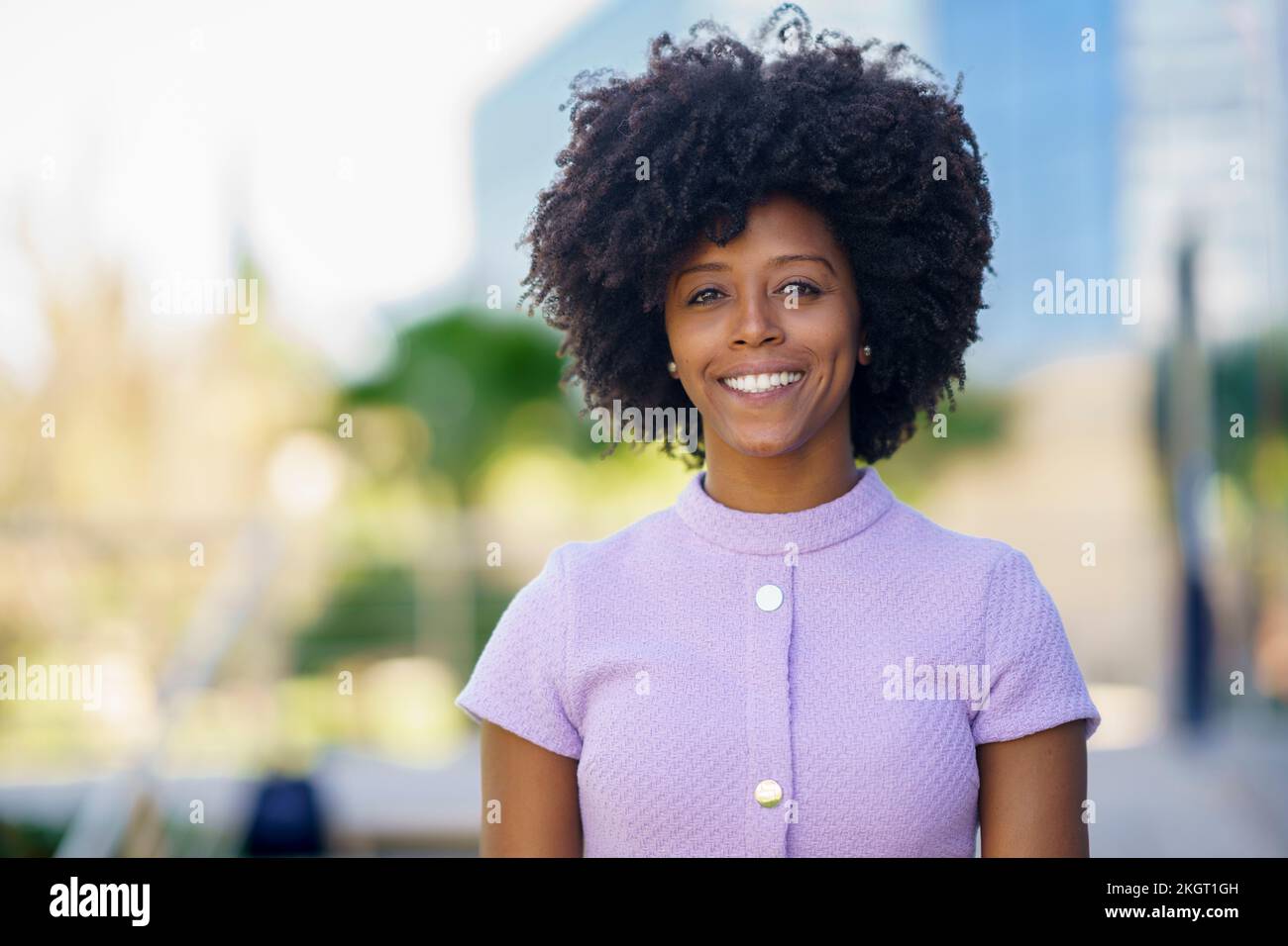 Bonne femme d'affaires avec la coiffure afro Banque D'Images