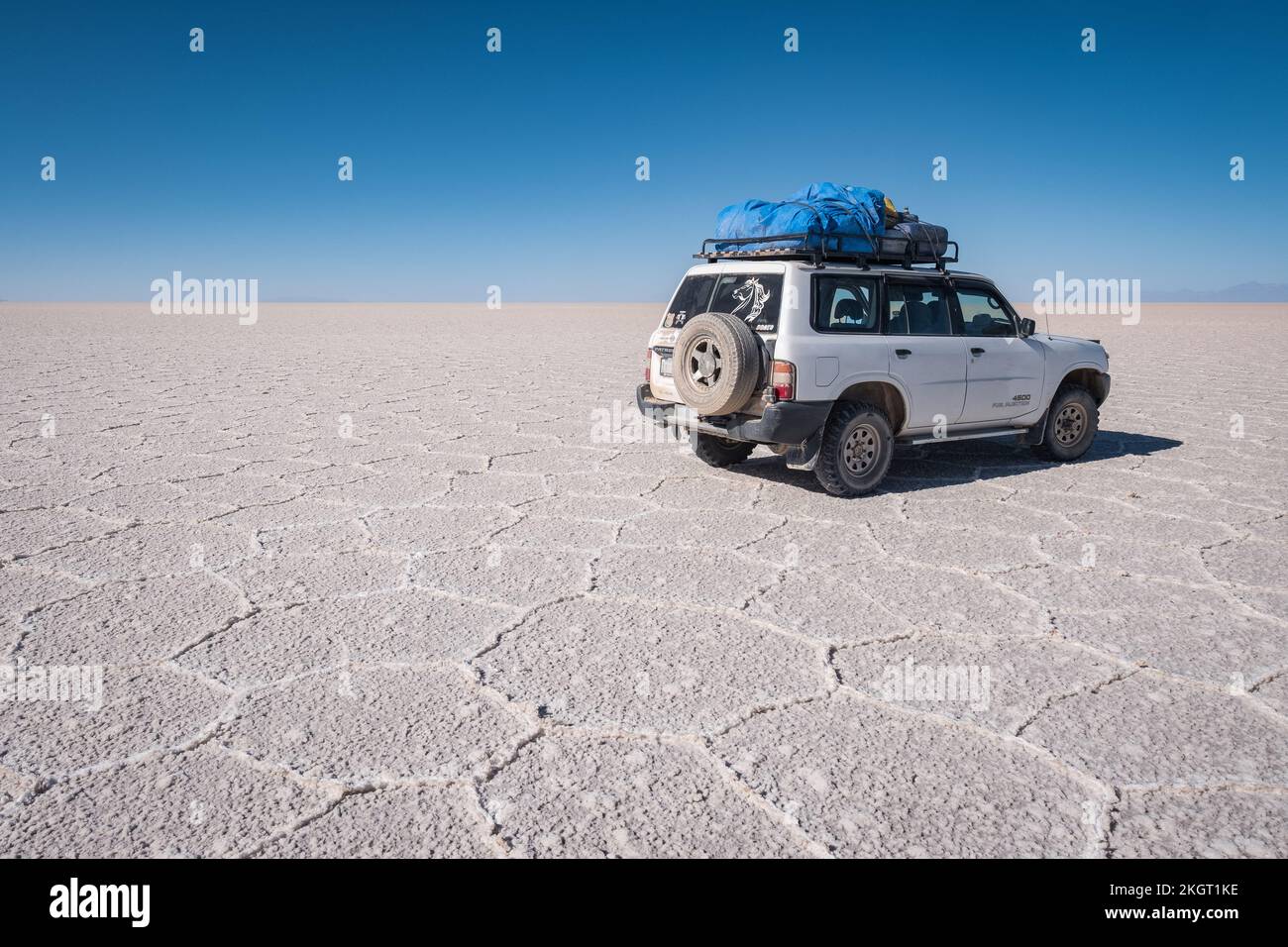 Visite guidée en véhicule tout terrain jusqu'à la surface de sel d'Uyuni en saison sèche, en Bolivie Banque D'Images