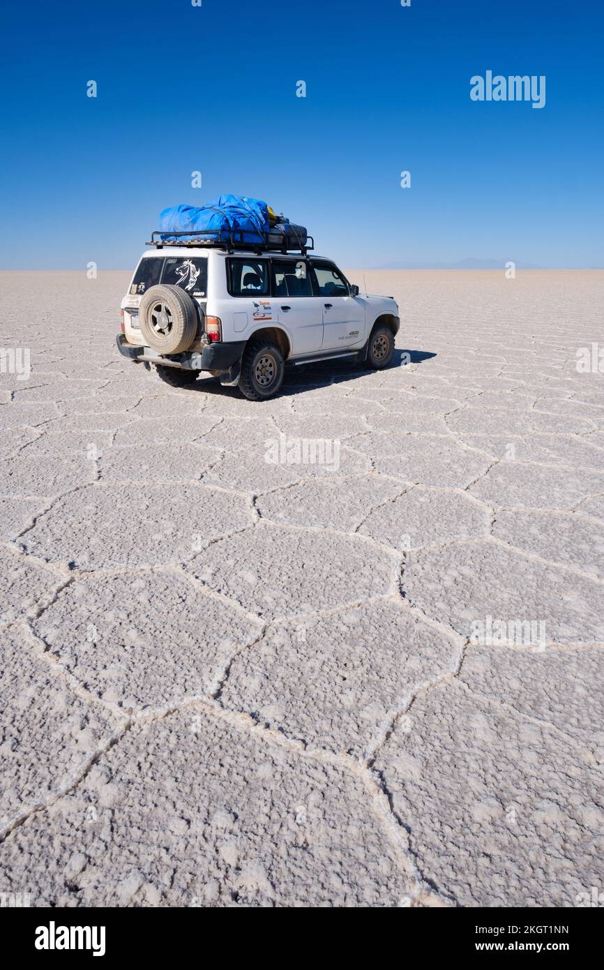 Visite guidée en véhicule tout terrain jusqu'à la surface de sel d'Uyuni en saison sèche, en Bolivie Banque D'Images