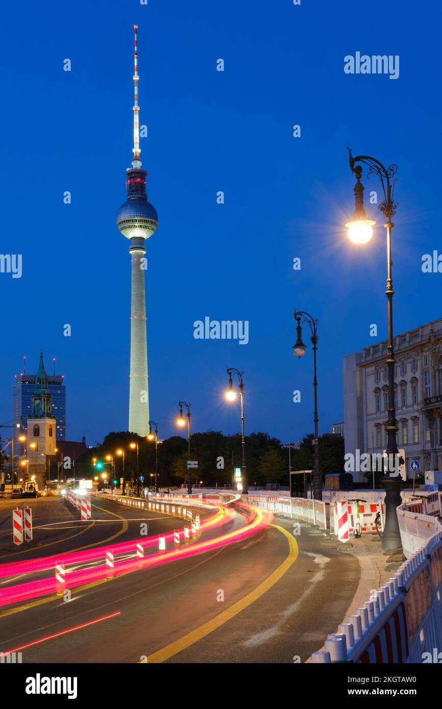 Allemagne, Berlin, pistes lumineuses de véhicules s'étendant le long de la rue illuminée la nuit avec la tour de télévision de Berlin en arrière-plan Banque D'Images