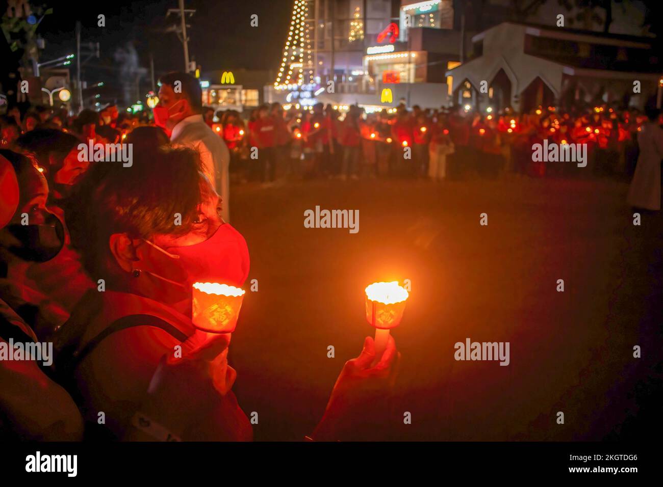 Antipolo, Philippines, 23/11/2022, les chrétiens Mariens catholiques tiennent des bougies allumées pendant l'observance du mercredi rouge. Célébration annuelle et mémoire pour les chrétiens qui souffrent et sont persécutés pour leur foi, le mercredi rouge a été établi par l'aide à l'Eglise dans le besoin - Royaume-Uni en 2016 et un certain nombre de diocèses aux Philippines ont rejoint la campagne en 2017. Le thème de cette année est 'bienheureux sont les persécutés,' Credit: SOPA Images Limited/Alamy Live News Banque D'Images