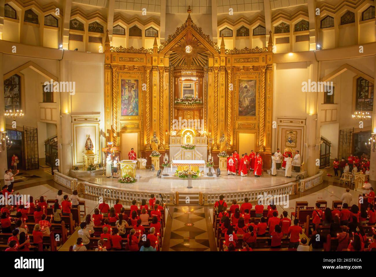 Messe solennelle tenue à l'intérieur de la cathédrale pendant l'observance du mercredi rouge. Célébration annuelle et mémoire pour les chrétiens qui souffrent et sont persécutés pour leur foi, le mercredi rouge a été établi par l'aide à l'Eglise dans le besoin - Royaume-Uni en 2016 et un certain nombre de diocèses aux Philippines ont rejoint la campagne en 2017. Le thème de cette année est « les bienheureux sont les persécutés », le Sanctuaire international de notre Dame de la paix et du bon Voyage à Antipolo City mène la principale célébration du mercredi rouge de cette année aux Philippines. (Photo de Ryan Eduard Benaid/SOPA Images/Sipa USA) Banque D'Images