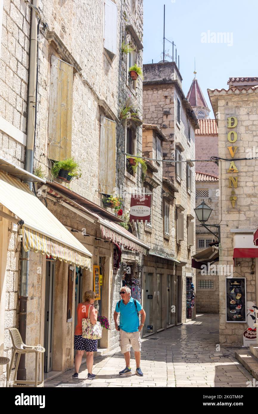 Rue étroite dans la vieille ville, Gradska ul., Trogir, Comté de Split-Dalmatie, Croatie Banque D'Images