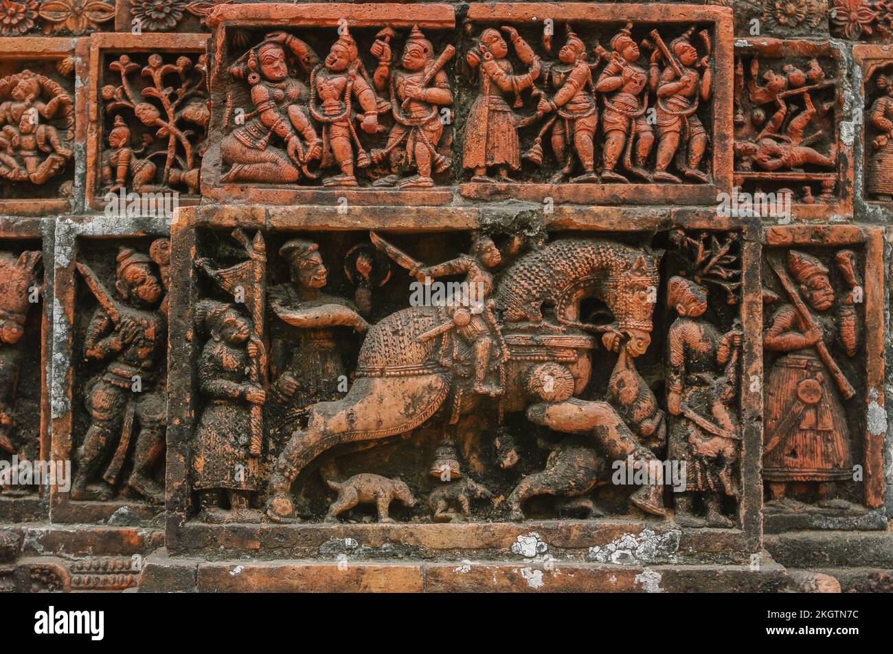 Sculpture en terre cuite scènes d'acrobates (en haut) et de chasse (en bas) au temple hindou médiéval de Kantaji aka Kantajew, Kantanagar, Dinajpur, Bangladesh Banque D'Images