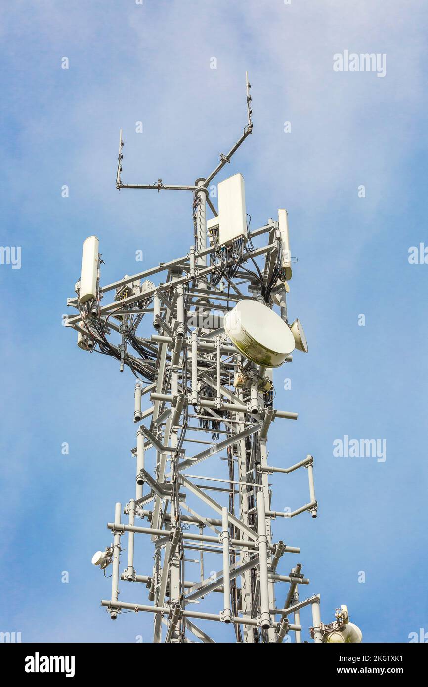 Gros plan d'un mât de téléphone portable au Royaume-Uni avec fond de ciel bleu. Banque D'Images