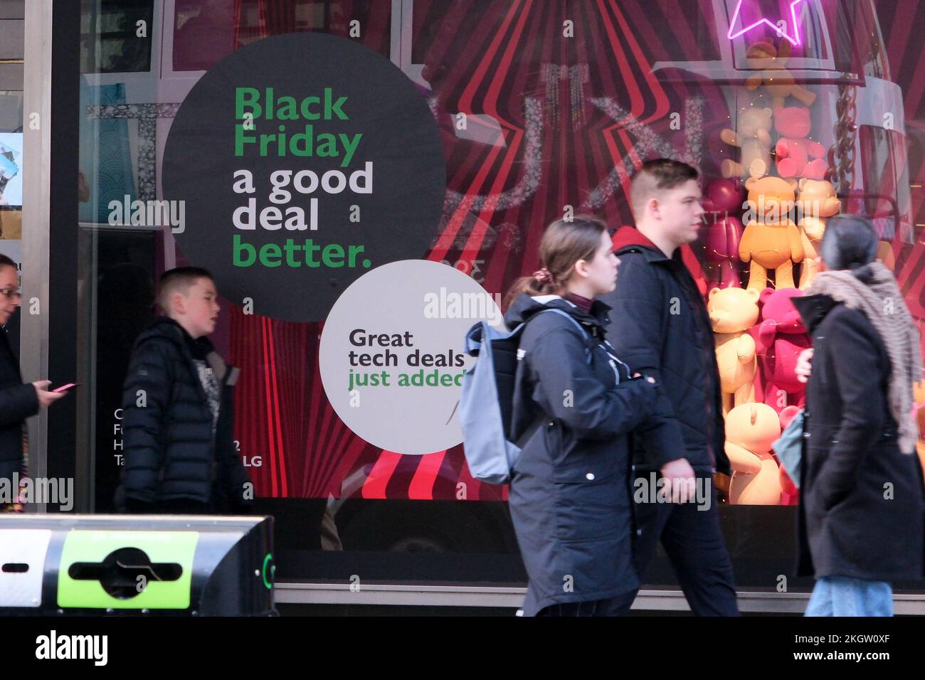 Oxford Street, Londres, Royaume-Uni. 23rd novembre 2022. Affiches de vente du Vendredi fou dans le West End de Londres. Crédit : Matthew Chattle/Alay Live News Banque D'Images