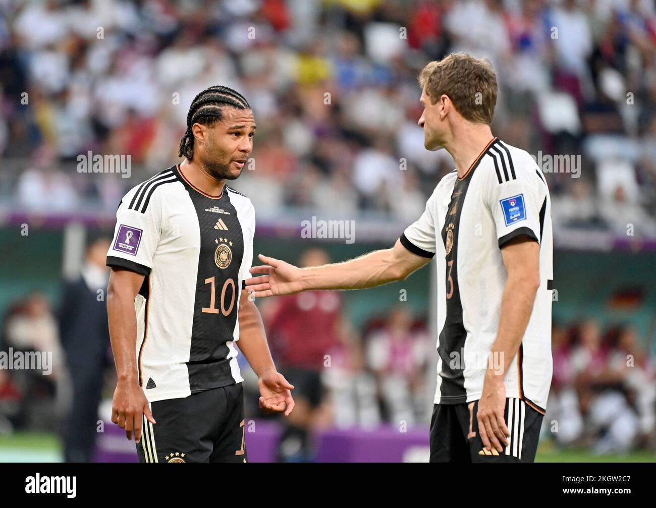 Doha, Qatar, 23 novembre 2022, de gauche à droite Serge GNABROY (GER), Thomas MUELLER (Muller) (GER), talk Allemagne (GER) - Japon (JPN) groupe de scène E sur 23 novembre 2022, Stade international de Khalifa. Coupe du monde de football 2022 au Qatar à partir de 20,11. - 18.12.2022 Banque D'Images