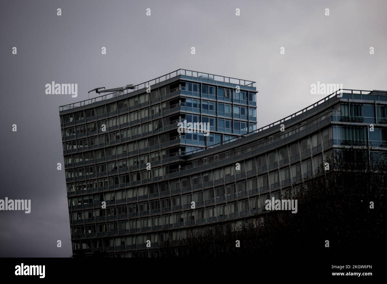 construire contre stormy skys Banque D'Images