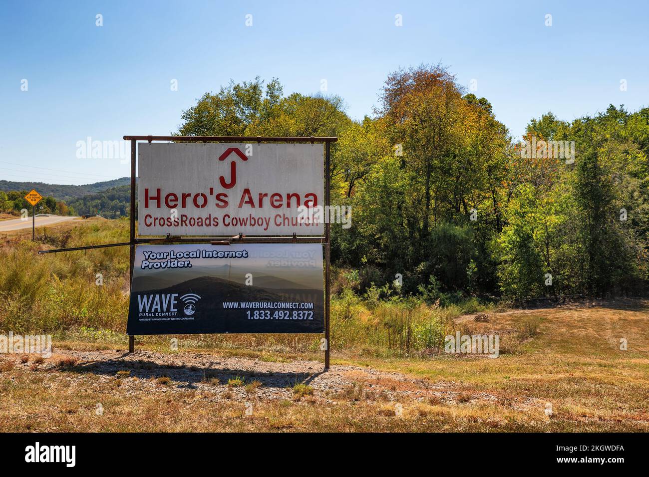 Barrage naturel, Arkansas, États-Unis - 28 septembre 2022: Un panneau le long de l'autoroute annonçant la Hero's Arena Crossroads Cowboy Church Banque D'Images