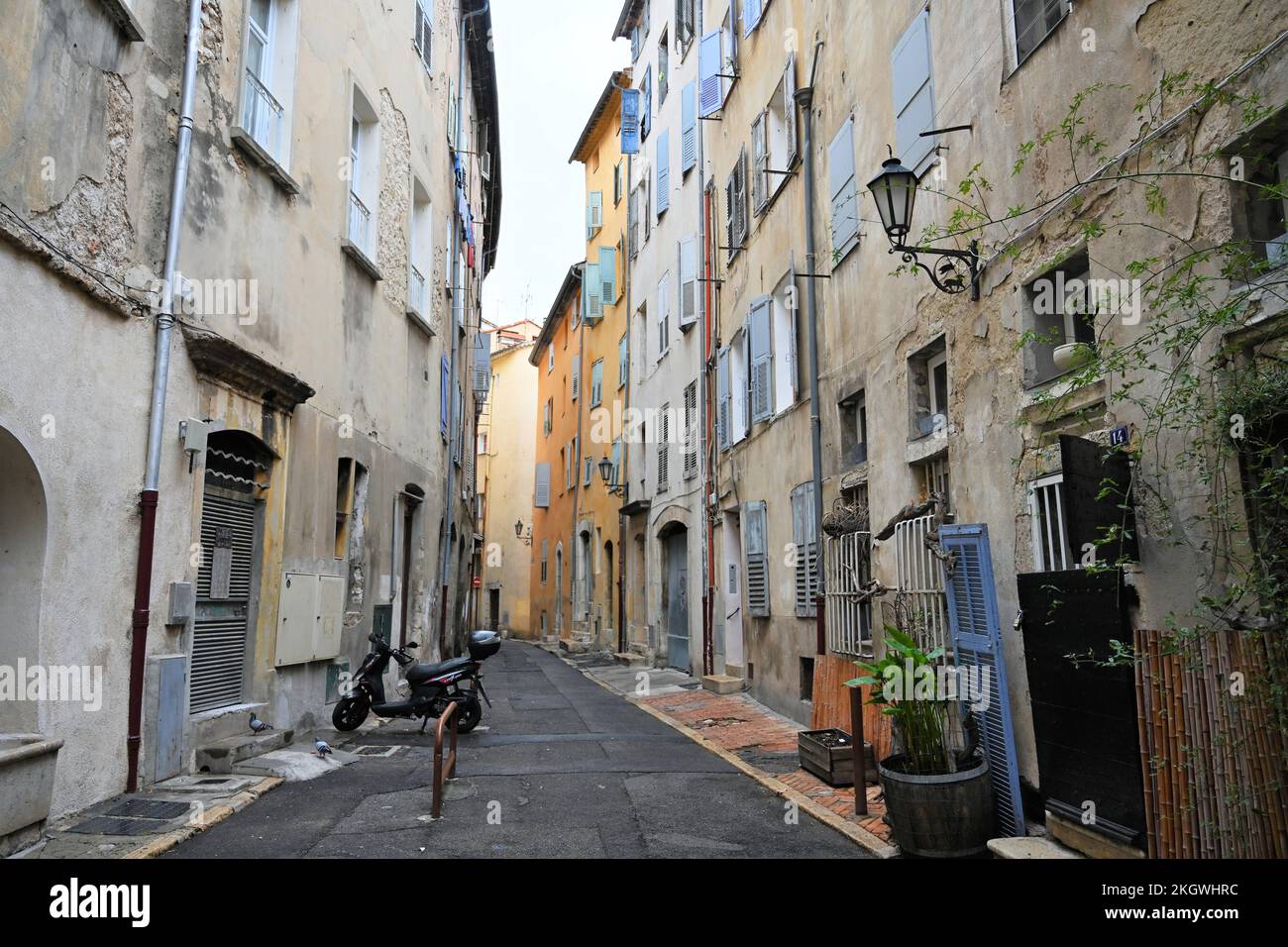 ruelle étroite dans un village médiéval Banque D'Images