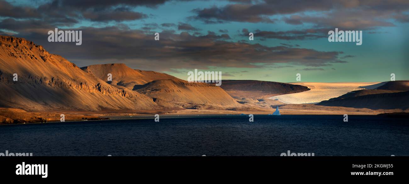 Dundas Harbour avec glacier, Nunavut, Canada Banque D'Images