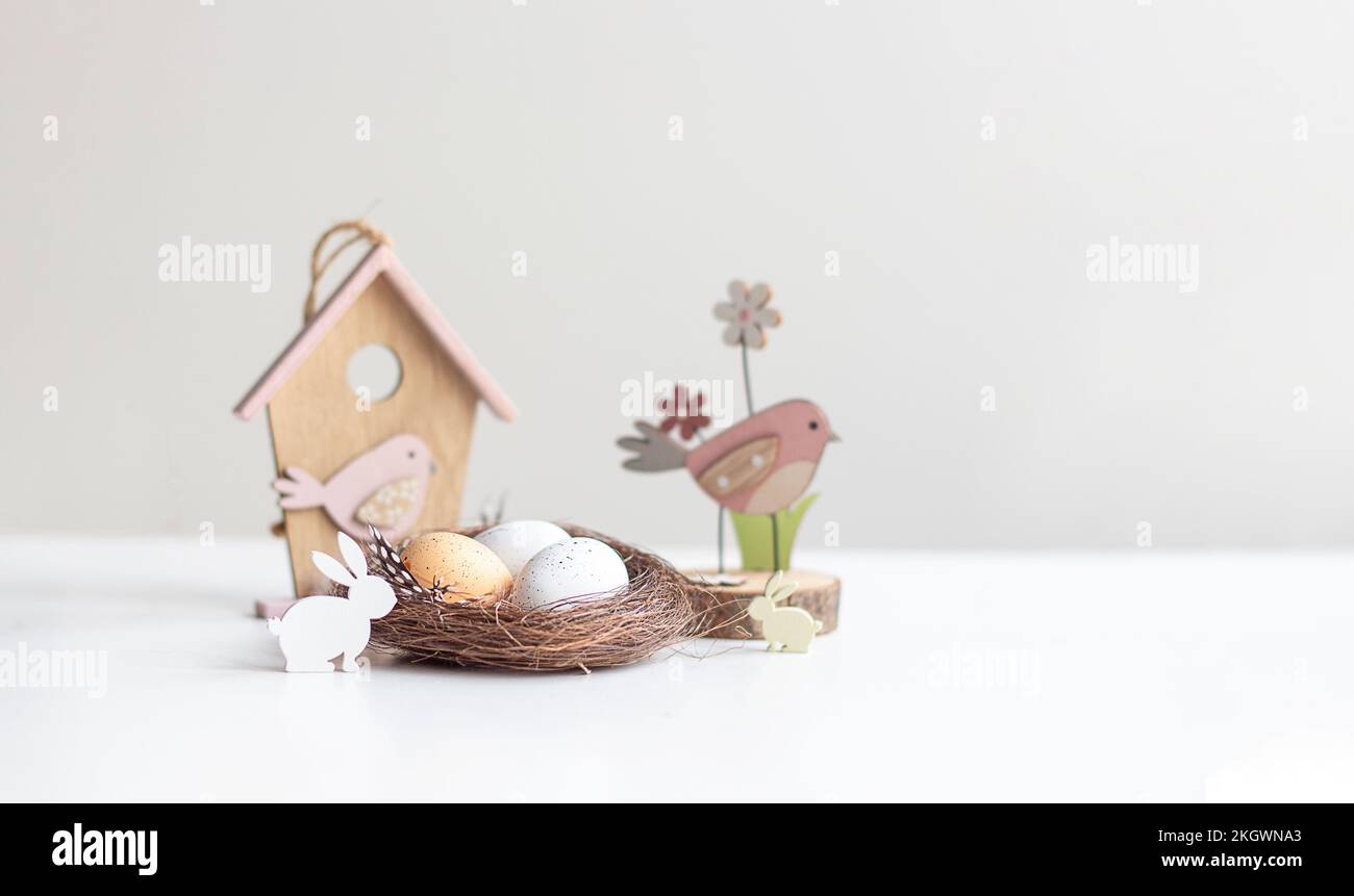Arrière-plan de Pâques. Œufs de Pâques. Pâques. Œufs de Pâques sur fond blanc. Isoler. Bannière. copier l'espace Banque D'Images