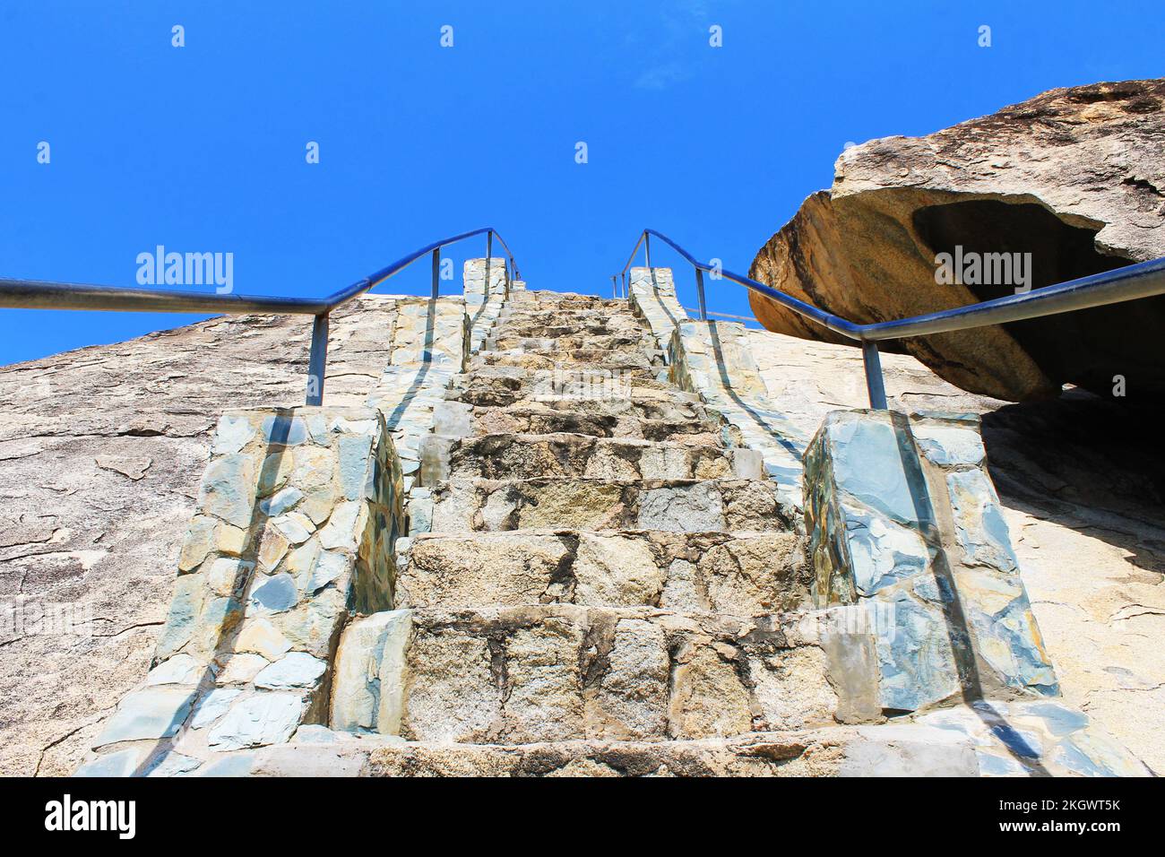 Un escalier en pierre sculpté dans une grande formation rocheuse, formation rocheuse Casibari, Aruba Banque D'Images