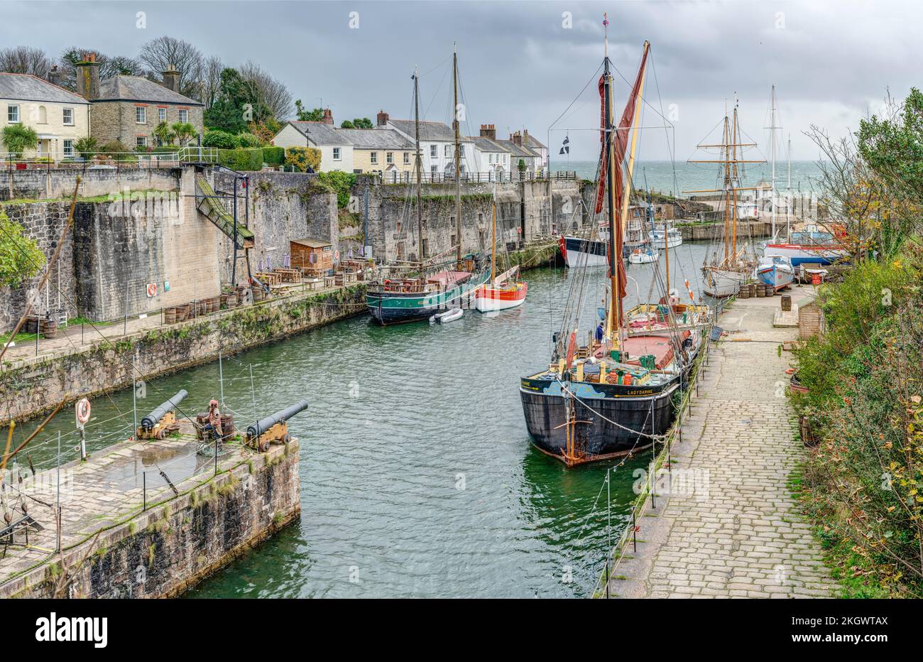 Un joli point de vue sur le port sûr de Charlestown dans Cornwall, plusieurs beaux grands bateaux sont amarrés pour l'hiver dans ce très vieux port Banque D'Images