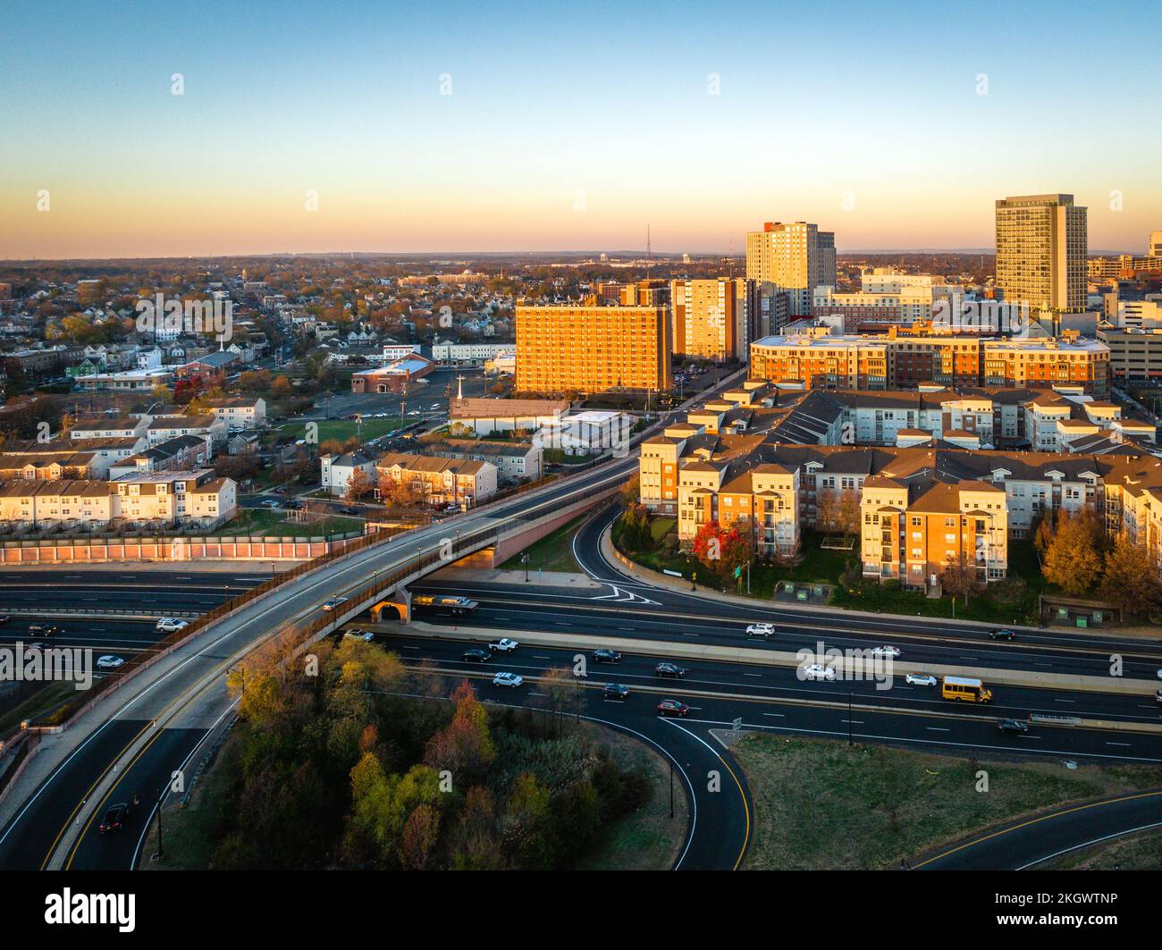 Vue aérienne sur la ville au Nouveau-Brunswick, dans le New Jersey, avec l'Université Rutgers au lever du soleil Banque D'Images