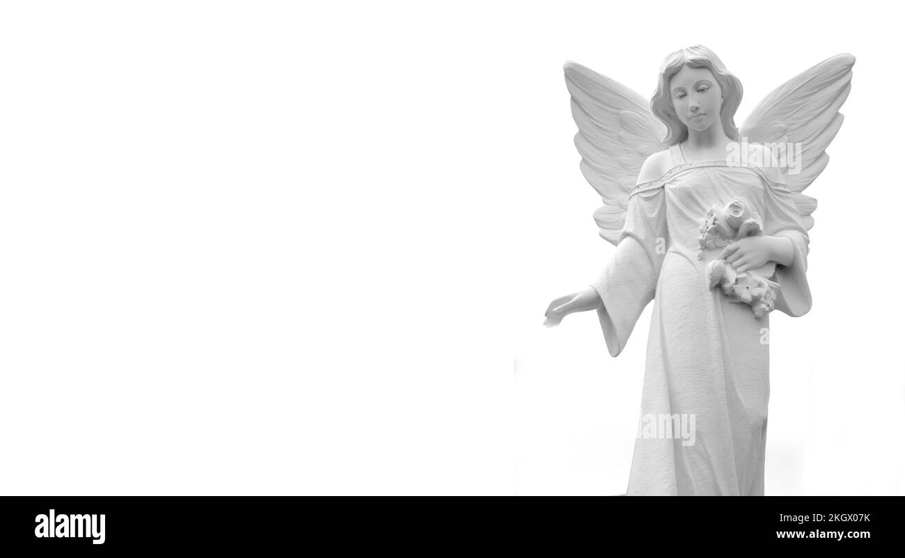 Statue en marbre antique d'un ange ailé avec main étirée sur fond blanc pour la paix et la pureté religieuses Banque D'Images Statue en marbre antique d'un ange ailé avec main étirée sur fond blanc pour la paix et la pureté religieuses Banque D'Images