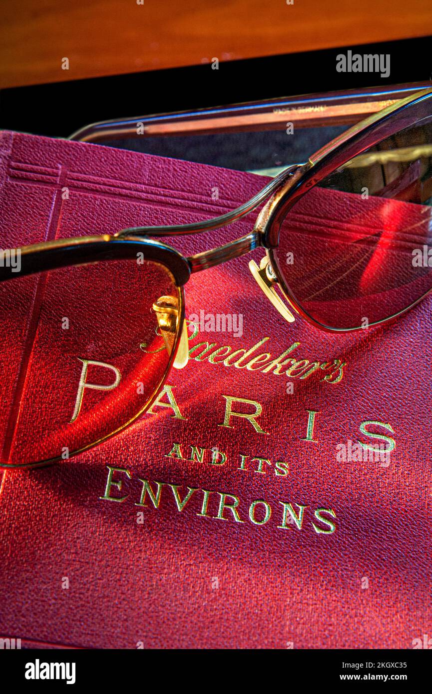 1900 Paris Baedekers guide antique et livre de cartes de Paris et des environs par Karl Baedeker avec lunettes de soleil rétro Zeiss vintage sur la couverture Banque D'Images