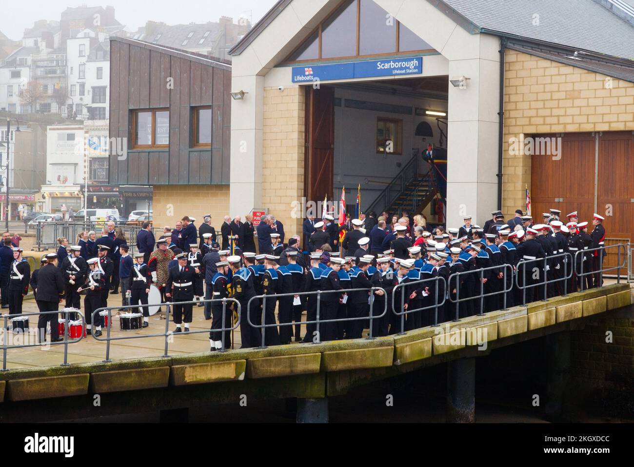 Cadets de la mer de Scarborough à l'extérieur de la station de sauvetage RNLI lors d'un défilé du dimanche du souvenir Banque D'Images