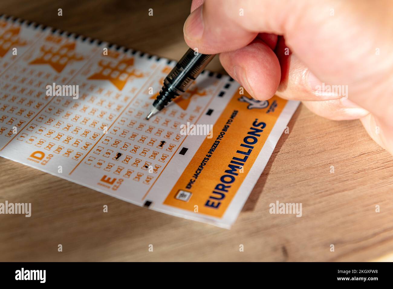 Londres. ROYAUME-UNI- 11.20.2022. Une personne qui sélectionne les numéros de jeu sur un coupon Euromillions de la Loterie nationale. Banque D'Images